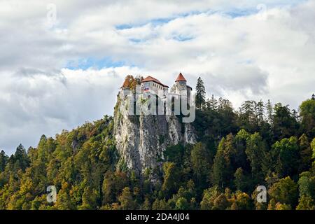 Château de Bled sous ciel nuageux de près Banque D'Images