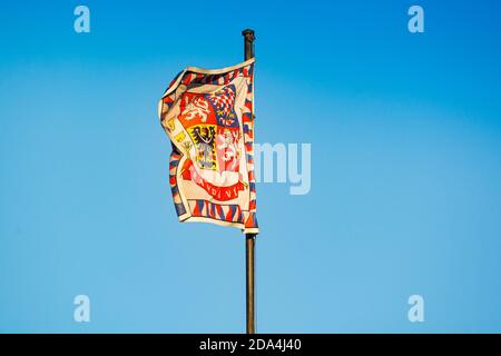 Prague, République tchèque - 19 septembre 2020. La vérité prévaut - devise nationale sur le drapeau du château de Prague par Tomas Gariggue Masaryk Banque D'Images