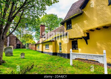 Maison de style Tudor jaune avec une façade en forme de crête à vagues à côté de l'église de St Mary la Vierge sur Church Street, Baldock, Hertfordshire, Royaume-Uni Banque D'Images