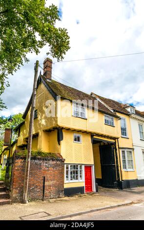 Maison de style Tudor jaune avec une façade en forme de crête à vagues à côté de l'église de St Mary la Vierge sur Church Street, Baldock, Hertfordshire, Royaume-Uni Banque D'Images