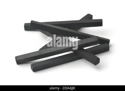 Groupe de bâtonnets de dessin de charbon de bois comprimés isolés sur blanc Banque D'Images