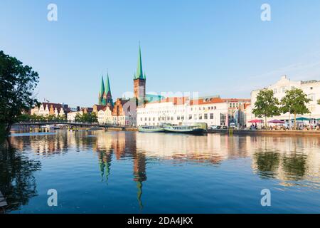 Lübeck: rivière Obertrave, à gauche les tours jumelles de l'église Marienkirche. Sur la droite, la tour de l'église Petrikirche, Ostsee (mer Baltique), Schleswig-Hol Banque D'Images