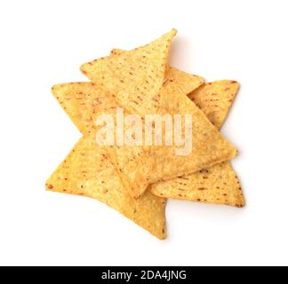 Vue de dessus des chips de nachos de maïs mexicain isolées sur blanc Banque D'Images