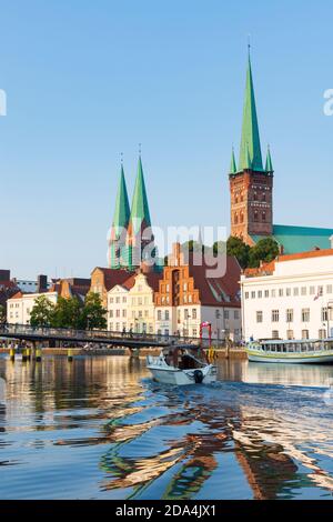 Lübeck: rivière Obertrave, à gauche les tours jumelles de l'église Marienkirche. Sur la droite, la tour de l'église Petrikirche, Ostsee (mer Baltique), Schleswig-Hol Banque D'Images