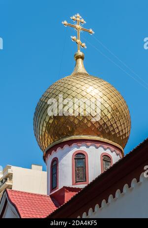 Bakou, Azerbaïdjan – 26 juillet 2020. Dôme d'oignon et croix de l'église orthodoxe Archange Michael à Bakou. Le bâtiment date de 1850. Banque D'Images