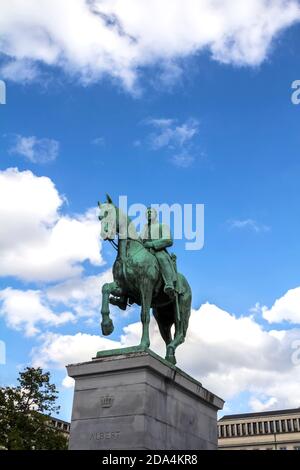 Bruxelles, BELGIQUE : Statue du roi Albert I de Belgique sur un cheval sur le Mont des Arts ou Kunstberg dans le centre de Bruxelles Banque D'Images