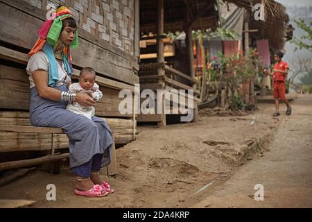 Mae Hong son, Thaïlande, mars 2012. Une femme ethnique Karen avec sa fille à la porte de son foyer. Ces personnes sont connues comme les femmes à long cou becau Banque D'Images