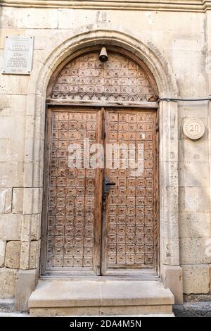 Bakou, Azerbaïdjan – 28 juillet 2020. Porte de la mosquée historique de Haci Bani, datant du XVIe siècle, dans la vieille ville de Bakou. Banque D'Images