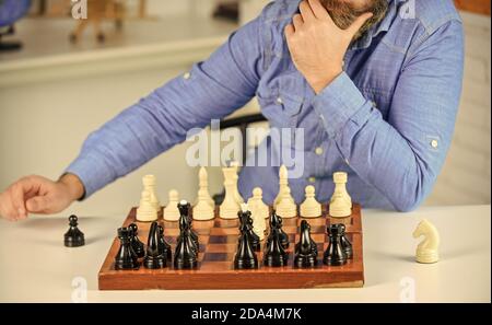 En pensant à l'étape suivante. La tactique est de savoir ce qu'il faut faire. Logiques de développement. Apprendre à jouer aux échecs. Leçon d'échecs. Concept de stratégie. Jouer aux échecs. Passe-temps intellectuel. Figures sur le tableau d'échecs en bois. Banque D'Images