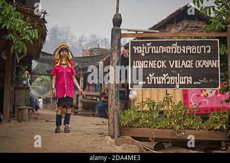 Mae Hong son, Thaïlande, mars 2012. Karen femme à l'entrée de son village. Ces personnes sont connues comme des femmes à long cou en raison du métal spira Banque D'Images