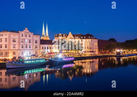 Lübeck: rivière Obertrave, tours jumelles de l'église Marienkirche, banque Wenditzufer, Ostsee (mer Baltique), Schleswig-Holstein, Allemagne Banque D'Images