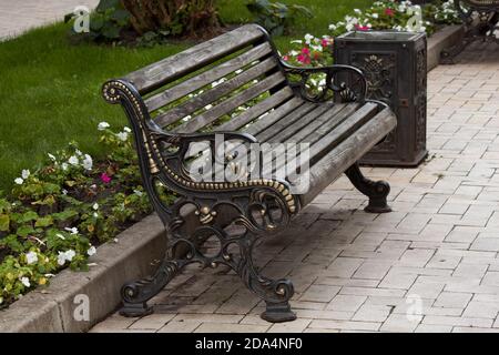 Svyatogorsk, Ukraine. Un banc vide et une poubelle à Svyatogorsk Lavra Banque D'Images