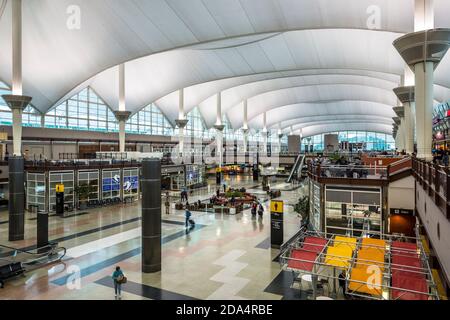 Avec l'intérieur de toit en fibre de verre (conçu par Fentress Bradburn Architects), Jeppesen aérogare, l'Aéroport International de Denver (DIA), Denver, Banque D'Images