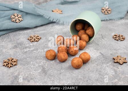 Pommes de terre de massepain, en allemand appelé Marzipankartoffeln, avec poudre de cacao, bonbons pour noël, espace de copie vide Banque D'Images