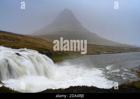 Chute d'eau de Kirkjufellsfoss avec pic de montagne de Kirkjufell en arrière-plan, Reykholahreppur, Westfjords, Islande Banque D'Images