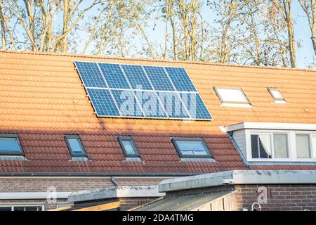 Des panneaux solaires sur le toit d'une maison d'habitation Banque D'Images