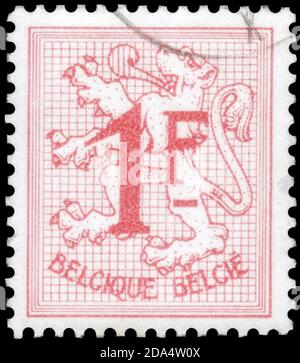 Saint-Pétersbourg, Russie - 18 septembre 2020 : timbre imprimé en Belgique l'image du nombre sur le Lion héraldique, vers 1959 Banque D'Images