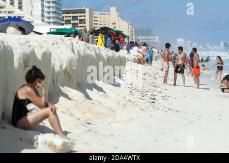 Non exclusif: CANCUN, MEXIQUE - NOVEMBRE 9: Touristes appréciant les plages des Caraïbes après plusieurs mois de confinement par Covid-19 LockDown, mexicain Banque D'Images