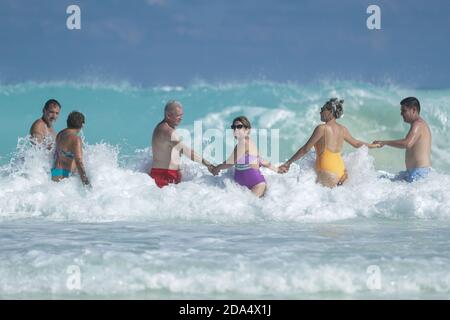 Non exclusif: CANCUN, MEXIQUE - NOVEMBRE 9: Touristes appréciant les plages des Caraïbes après plusieurs mois de confinement par Covid-19 LockDown, mexicain Banque D'Images