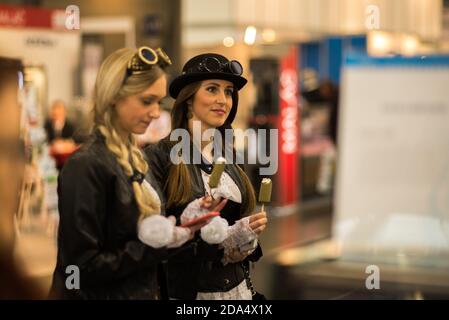 Les femmes qui mangent de la glace au centre de congrès de Brno. BVV Brno Parc des Expositions. République tchèque Banque D'Images