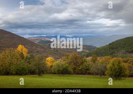 Belle couleur d'automne, arbres dorés, champ vert et Babin zub pic dans la distance sous un ciel nuageux Banque D'Images