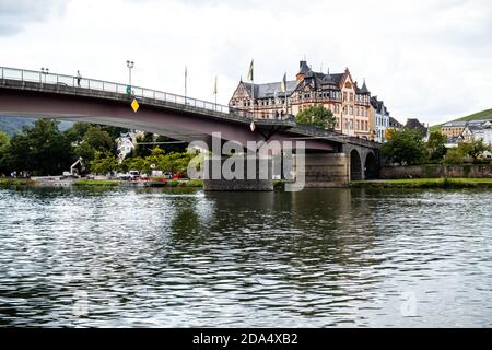 L'hôtel Drei Konige, ou trois Rois, et le pont traversant la Moselle à Bernkastel-Keus, en Allemagne. Banque D'Images