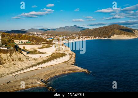 Magnifique panorama aérien de la plage et de la promenade d'Arkhipo-Osipovka dans la région de Gelendzhik, côte de mer noire, station balnéaire pour les vacances et le plaisir, vue d'en haut. Banque D'Images