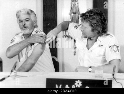 RICHARD BRANSON INSPECTS TED TOLÉMAN'S BRUINS VIRGIN ATLANTIC CHALLENGER PRESS CONFERENCE AU HOLIDAY INN, PORTSMOUTH APRÈS LEUR ÉCHEC DE LA CANDIDATURE DE CROSS ATLANTIC POUR LE RIBAND PORTSMOUTH BLEU 1984 Banque D'Images