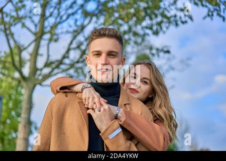 Couple dans des promenades amoureuses dans un parc d'automne Banque D'Images