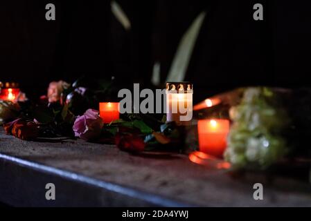 Allemagne, Berlin, 09 novembre 2020 : Des fleurs et des bougies peuvent être vues comme des personnes commémorant les victimes du régime nazi lors d'un rassemblement de Levetzowstraße Deportation Memorial à Berlin-Moabit le 82e anniversaire des pogroms antisémites de novembre du 9 novembre 1938 également connu sous le nom de Kristallnacht ou nuit des lunettes brisées. Les attaques commises par les Nazis étaient le prélude à la violence contre les Juifs. Environ 400 000 juifs ont été assassinés dans la nuit, et des centaines d'autres ont été arrêtés, déportés et torturés. Plus de 1,400 synagogues ainsi que des milliers de magasins, d'appartements et de juifs Banque D'Images