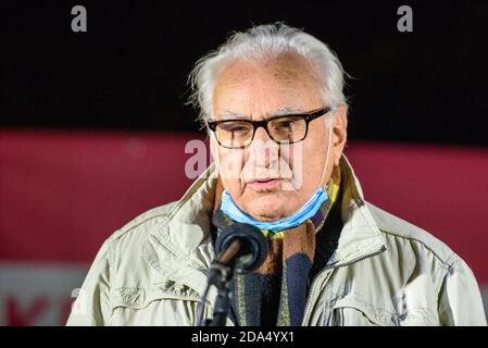 Allemagne, Berlin, 09 novembre 2020 : Kurt HILLMAN, survivant de l'Holocauste, parle alors que les gens commémorent les victimes du régime nazi lors d'un rassemblement au Mémorial de la Déportation Levetzowstraße à Berlin-Moabit, le 82e anniversaire des pogroms antisémites de novembre du 9 novembre 1938 également connu sous le nom de Kristallnacht ou nuit des lunettes brisées. Les attaques commises par les Nazis étaient le prélude à la violence contre les Juifs. Environ 400 000 juifs ont été assassinés dans la nuit, et des centaines d'autres ont été arrêtés, déportés et torturés. Plus de 1,400 synagogues ainsi que des milliers de magasins, appartements et Banque D'Images