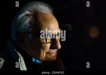 Allemagne, Berlin, 09 novembre 2020 : Kurt HILLMAN, survivant de l'Holocauste, peut être vu comme des personnes commémorant les victimes du régime nazi lors d'un rassemblement au Mémorial de la Déportation Levetzowstraße à Berlin-Moabit, à l'occasion du 82e anniversaire des pogroms antisémites de novembre 9, 1938 également connus sous le nom de Kristallnacht ou nuit des lunettes brisées. Les attaques commises par les Nazis étaient le prélude à la violence contre les Juifs. Environ 400 000 juifs ont été assassinés dans la nuit, et des centaines d'autres ont été arrêtés, déportés et torturés. Plus de 1,400 synagogues ainsi que des milliers de magasins, appartement Banque D'Images