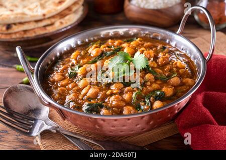 Un bol de délicieux curry de pois chiches avec du masala de channa aux épinards. Banque D'Images