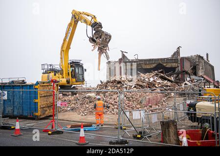 REDCAR, ANGLETERRE. 7 NOVEMBRE 2020. Le Regent Cinema historique de Redcar, présenté dans le film Exonement de 2007, est démoli. Le bâtiment historique qui date de 1873 doit être remplacé par un cinéma multi-écran, dont le coût est de 9 millions de livres sterling. (Crédit : Trevor Wilkinson | MI News) Banque D'Images