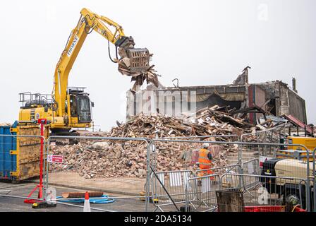 REDCAR, ANGLETERRE. 7 NOVEMBRE 2020. Le Regent Cinema historique de Redcar, présenté dans le film Exonement de 2007, est démoli. Le bâtiment historique qui date de 1873 doit être remplacé par un cinéma multi-écran, dont le coût est de 9 millions de livres sterling. (Crédit : Trevor Wilkinson | MI News) Banque D'Images