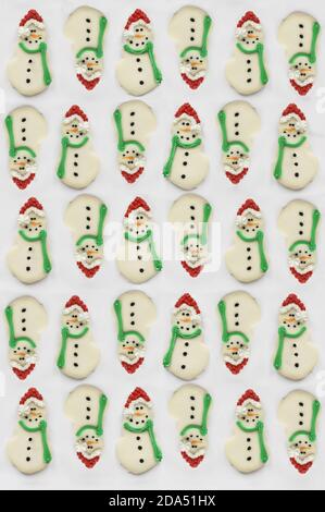 Noël glacé biscuits Snowman ou biscuits avec nez de carotte, chapeau de père Noël et foulard. Les bonhommes de neige ont pris une photo à partir d'une position de pose à plat ou de vue de dessus Banque D'Images