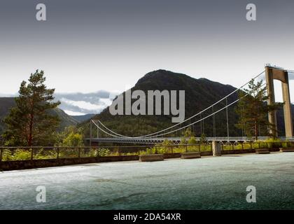 Montagnes scandinaves. Beau paysage de la nature en Norvège avec la route et le pont voûté dans la forêt et la rivière Banque D'Images