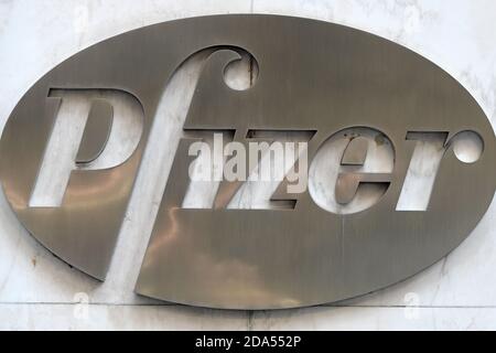 Un logo Pfizer en laiton est visible à l'entrée du siège mondial de Pfizer après que le fabricant de médicaments a annoncé que les premiers tests sur son vaccin expérimental COVID-19 étaient efficaces à 90 % et pourraient être disponibles d'ici la fin de l'année, New York, NY, le 9 novembre 2020. Alors que les États-Unis ont établi une vague record de cas de coronavirus, le Dow Jones s'est envolé dans les premières négociations sur les nouvelles de l'efficacité du vaccin, bien qu'il ait été signalé qu'environ 50 millions de doses seulement seraient disponibles au début et seraient distribuées aux travailleurs de la santé et aux personnes les plus exposées au risque de contracter le coronavirus. (Anthony Behar/ Banque D'Images