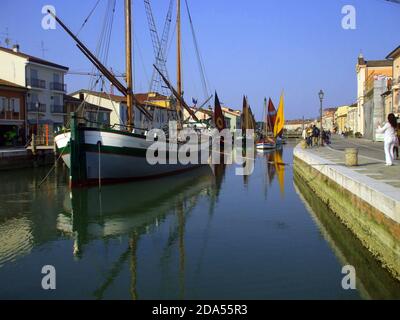 Cesenatico, Italie. Bateaux de pêche anciens dans le port du canal Banque D'Images