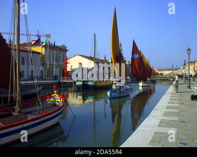 Cesenatico, Italie. Bateaux de pêche anciens dans le port du canal Banque D'Images