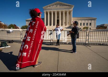 Washington, États-Unis. 09ème novembre 2020. Un partisan pro Trump porte un drapeau « Trump Pence » lui surpassé à la Cour suprême de Washington, DC, le lundi 9 novembre 2020. Photo de Ken Cedeno/UPI crédit: UPI/Alay Live News Banque D'Images