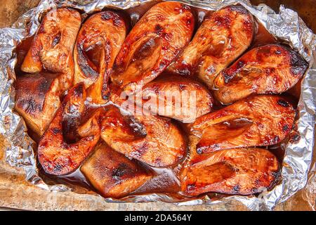 poisson rouge cuit dans une marinade de sauce teriyaki Banque D'Images