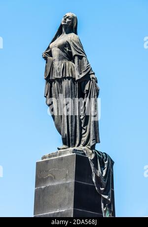 Bakou, Azerbaïdjan – 2 septembre 2020. Statue de femme libre, représentant une femme azérie qui a lancé symboliquement son hijab, à Bakou, en Azerbaïdjan. Situé à proximité Banque D'Images