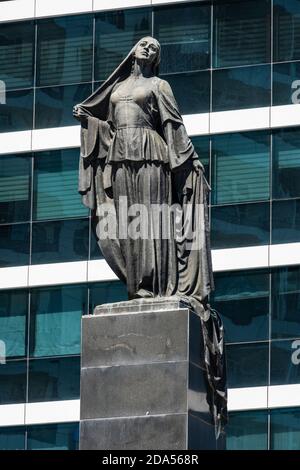 Bakou, Azerbaïdjan – 2 septembre 2020. Statue de bronze de femme libre, qui jette symboliquement son hijab, à Bakou, en Azerbaïdjan. Situé près de Nizami métro St Banque D'Images