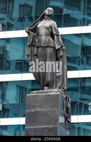 Bakou, Azerbaïdjan – 4 septembre 2020. Statue de femme libre, représentant une femme azérie qui a lancé symboliquement son hijab, à Bakou, en Azerbaïdjan. Situé à proximité Banque D'Images