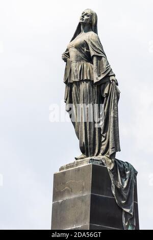 Bakou, Azerbaïdjan – 4 septembre 2020. Statue de femme libre, représentant une femme azérie qui a lancé symboliquement son hijab, à Bakou, en Azerbaïdjan. Situé à proximité Banque D'Images