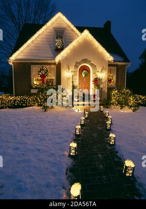 MAISON MAGNIFIQUEMENT ÉCLAIRÉE AVEC DES LUMIÈRES DE NOËL ET DES LUMINAIRES DÉCEMBRE 2000 AKRON, PA Banque D'Images