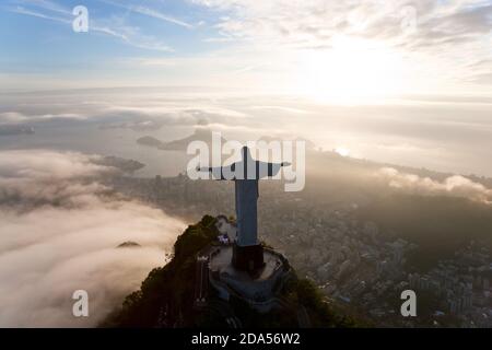 Vue sur la statue Art déco du Christ Rédempteur sur la montagne du Corcovado à Rio de Janeiro, Brésil. Banque D'Images