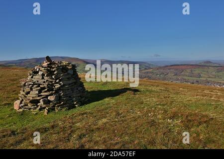 Un Cairn, une pile de pierres artificielles sur la montagne de Llangattock en direction des balises de Brecon et des montagnes noires. Couleurs d'automne dans la balise Brecon Banque D'Images