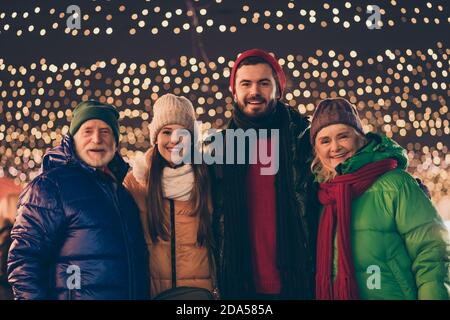 Portrait d'une famille agréable et gaie qui se réunit pour passer du temps marché de rue eve noel newyear rassemblement tradition hiver Banque D'Images